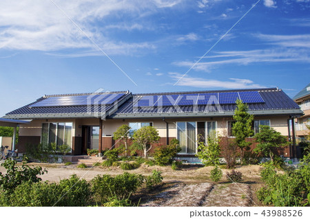 Eco House_Japanese樣式建築學，太陽電池板和藍天 43988526