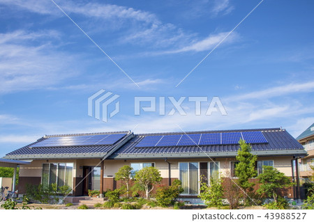 Eco House_Japanese樣式建築學,太陽電池板和藍天 Eco House_Japanese樣式建築學,太陽電池板和藍天 43988527