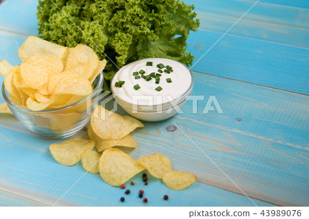 Crispy potato chips in a glass bowl 43989076