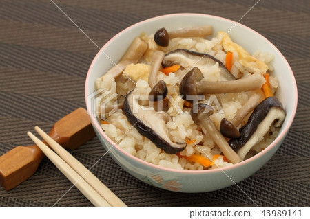 Mushroom cooked rice 43989141