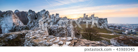 Ogrodzieniec ruins of a medieval castle. Czestochowa region 43989340