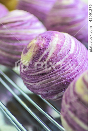 Taiwan, Chinese, Dim Sum, Taro, Handmade, Homemade, Mooncake, Mid-Autumn Festival Taiwan, Chinese, Dim Sum, Taro, Handmade, Homemade, Mooncake, Mid-Autumn Festival 43991276