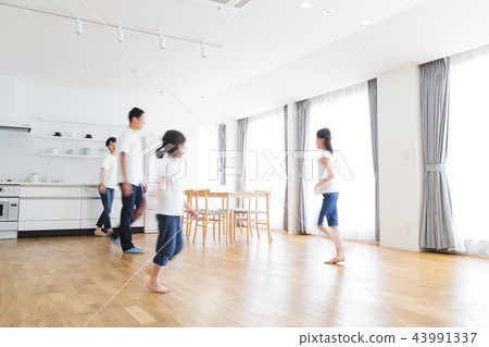 家庭父母和孩子家庭女孩 43991337