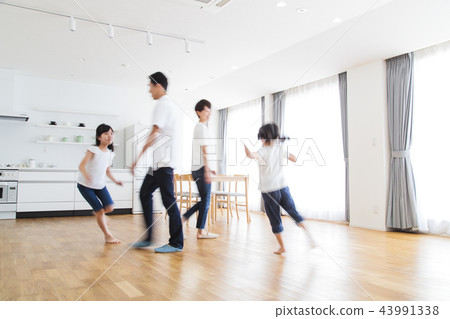 家庭父母和孩子家庭女孩 43991338