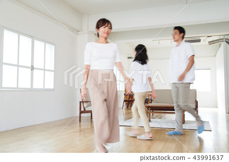 家庭父母和孩子家庭女孩 43991637