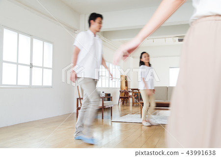 家庭父母和孩子家庭女孩 43991638