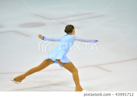 Girl ice skating 43991712