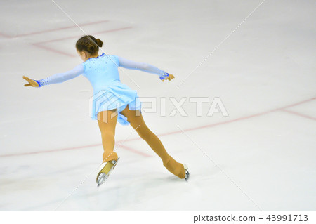 Girl ice skating 43991713