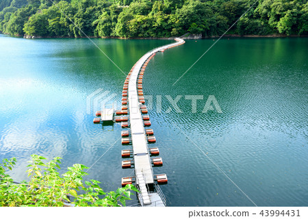 <Okutama Lake> Bareyama Ukihashi (drum can bridge) Okutamacho, Nishitama-gun, Tokyo 43994431