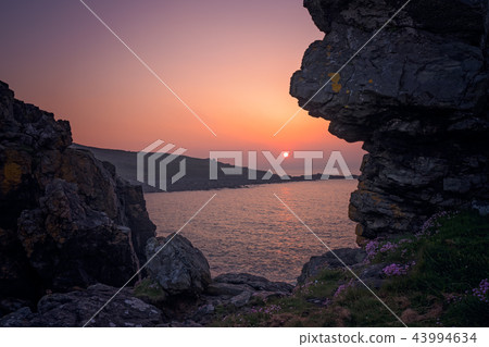 Sunset over the Cornish coast Sunset over the Cornish coast 43994634