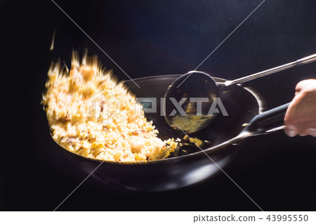 烹調在鐵鍋的炒飯 烹調在鐵鍋的炒飯 43995550
