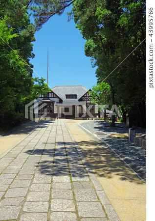 Secretary's office beyond the trees 43995766