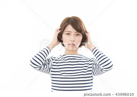 Young women suffer 43996010