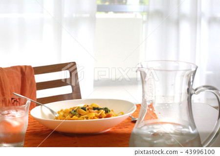 Spinach and tomato cream pasta 43996100