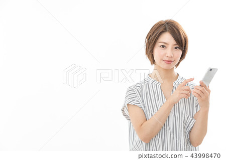 智能手機的年輕女子 43998470