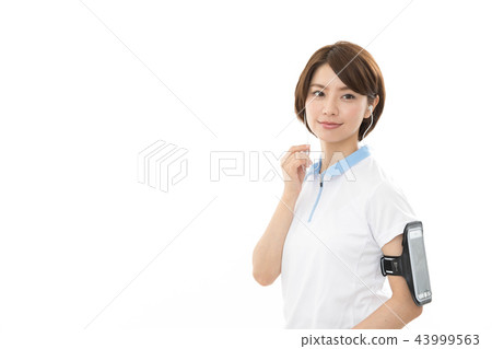 Young woman running 43999563