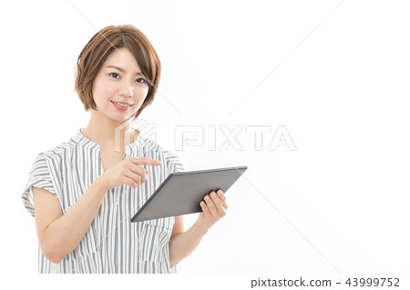 年輕女子平板電腦遠程工作在家工作遠程工作者在線在線會議電子lar 年輕女子平板電腦遠程工作在家工作遠程工作者在線在線會議電子lar 43999752