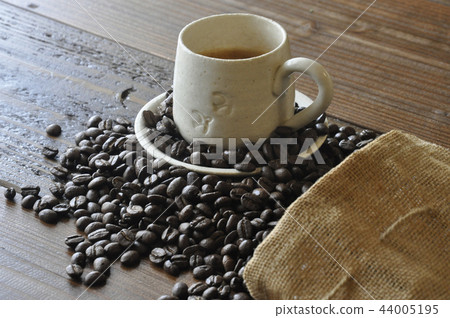 咖啡豆和咖啡杯 44005195