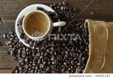 咖啡豆和咖啡杯 44005197