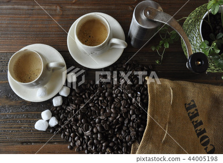 咖啡豆和咖啡杯 44005198