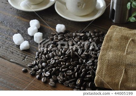 咖啡豆和咖啡杯 44005199