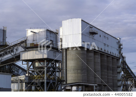 storage and loading hopper for loose materials 44005582