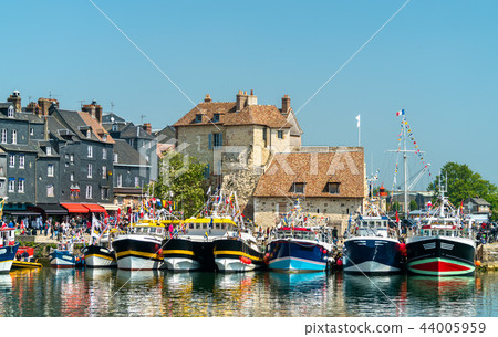 Traditional houses in the harbour of Honfleur. Normandy, France 44005959