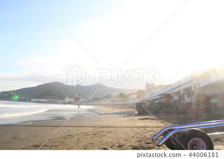 Gentle sandy beach 44006181