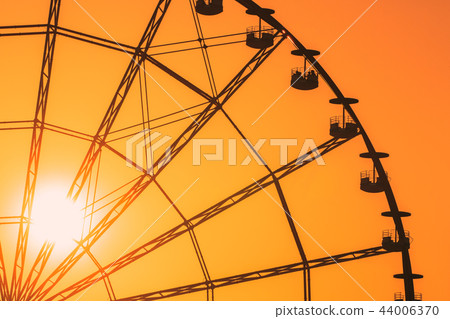 Sun Shining Through Ferris Wheel In Sunny Evening Sunset Time Sun Shining Through Ferris Wheel In Sunny Evening Sunset Time 44006370