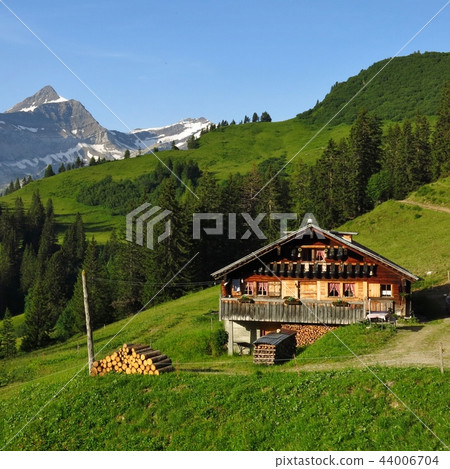Old farm house in Gsteig bei Gstaad. 44006704