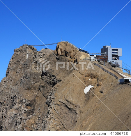 Suspension bridge connecting two mountain peaks. 44006718