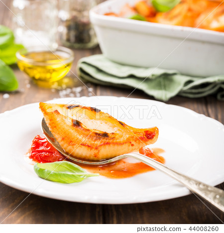 Italian pasta Conchiglioni Rigati 44008260