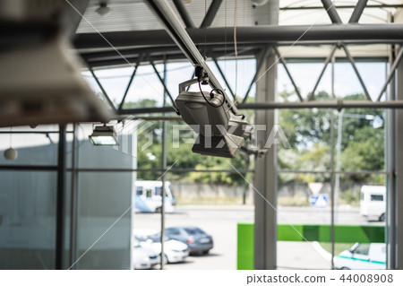 Spotlight hang from the ceiling in the exhibition hall Spotlight hang from the ceiling in the exhibition hall 44008908