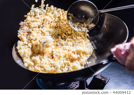 Cook fried rice in a wok Cook fried rice in a wok 44009412
