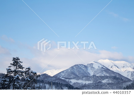 Scenery of snowy mountains around Shirakawago 44010357