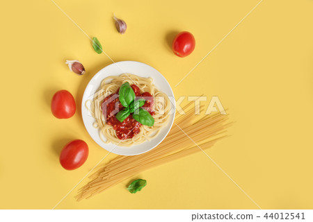 Spaghetti pasta bolognese on yellow Spaghetti pasta bolognese on yellow 44012541