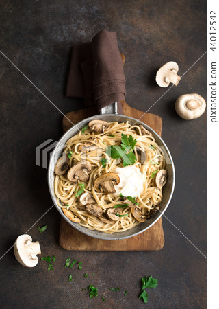 Mushroom spaghetti pasta 44012542