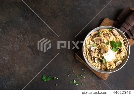 Mushroom spaghetti pasta 44012548