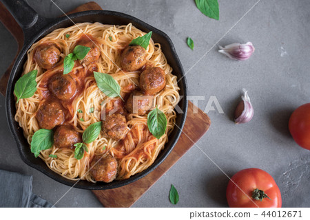 Spaghetti pasta with meatballs 44012671