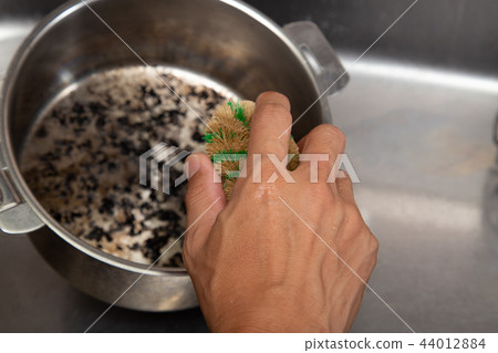 Burnt pot 44012884