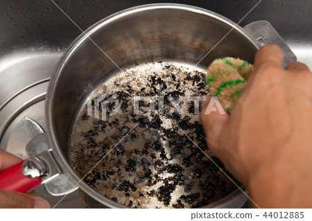 Burnt pot 44012885