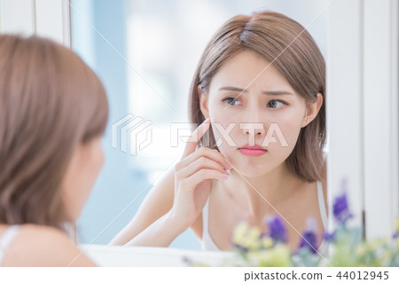 woman with acne problem 44012945