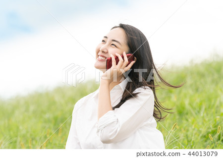 用智能手機說話的女人 44013079