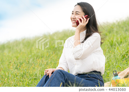 用智能手機說話的女人 44013080