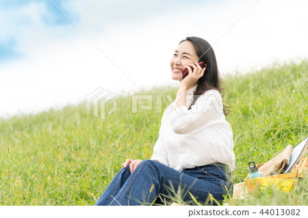 用智能手機說話的女人 44013082