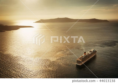 Santorini island with cruise ship sunset Santorini island with cruise ship sunset 44013138