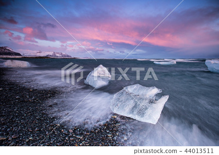 Beautiful sunset over famous Diamond beach, Iceland. 44013511