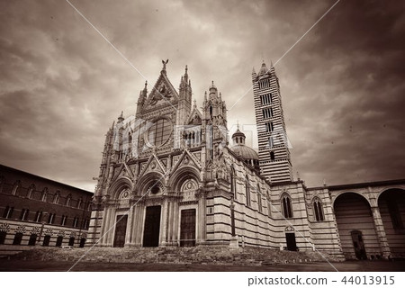 Siena Cathedral in an overcast day 44013915