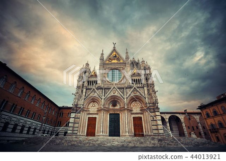 Siena Cathedral in an overcast day Siena Cathedral in an overcast day 44013921