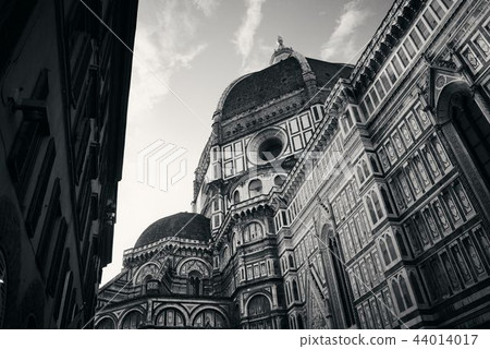 Duomo Santa Maria Del Fiore closeup in street 44014017
